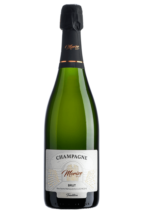 Champagne Brut Tradition Blanc de Noirs. Questa cuvée di solo Pinot Nero presenta aromi che mescolano fiori bianchi e agrumi. L'attacco al palato è rotondo e morbido, sostenuto da sentori di frutta e vaniglia. Sul finale si avvertono note legnose. Ottimo champagne sia da aperitivo che da tutto pasto. Trovalo online su Sparkleitaly.it
