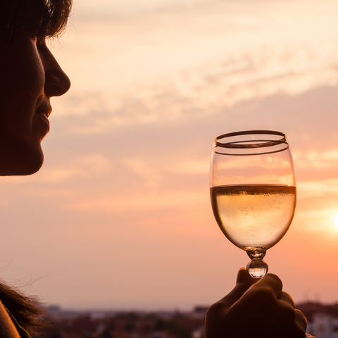 Luglio, terrazza, bollicine: il gusto dell’estate in un calice