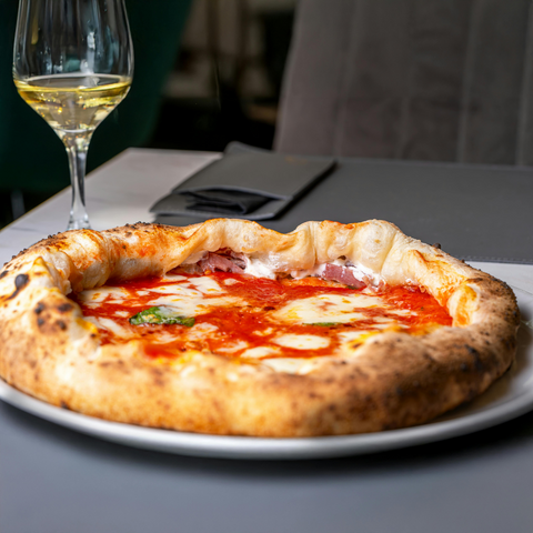 Pizza & vino: l’abbinamento perfetto esiste (e non è la birra)