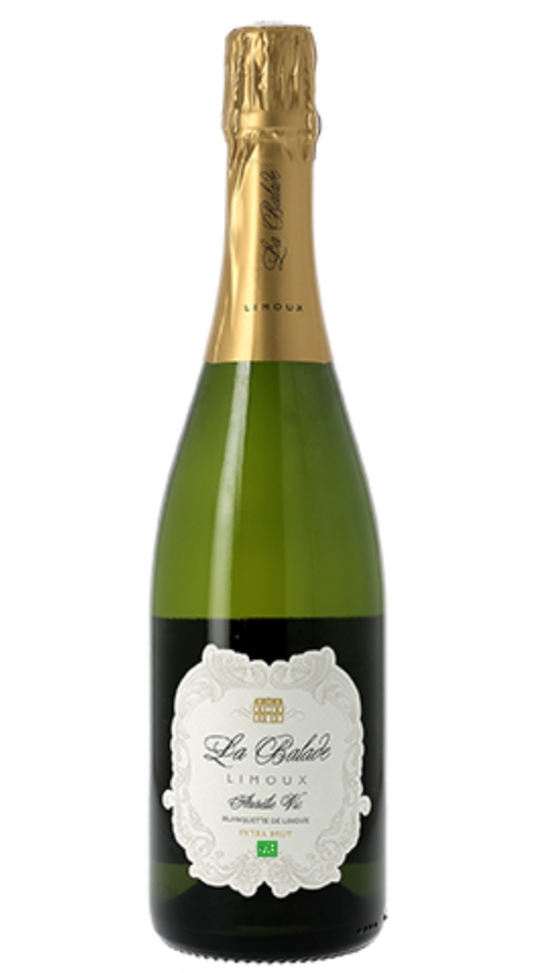 La Balade Blanquette de Limoux Methode Traditionnelle Extra-Brut AOP. Naso di fiori e frutta bianca, con una spiccata nota di albicocca. Il resto è una perfetta unione tra sentori di burro e freschezza, con punte di limone. Raffinata. Aragosta, crudi di mare, ostriche. Perfetta per l'aperitivo. Trovalo online su Sparkleitaly.it